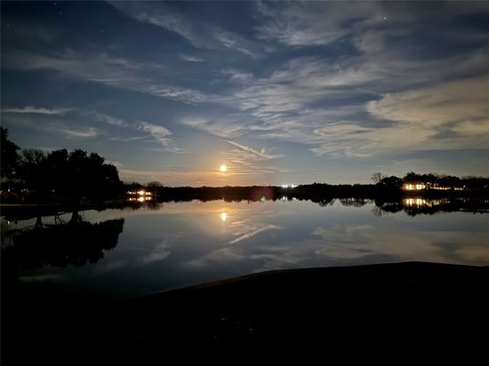 Exterior, Lake