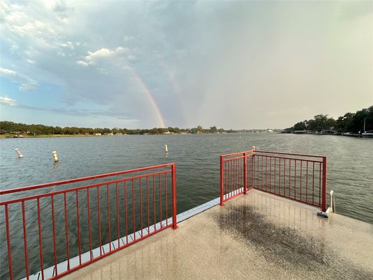 Exterior, Lake