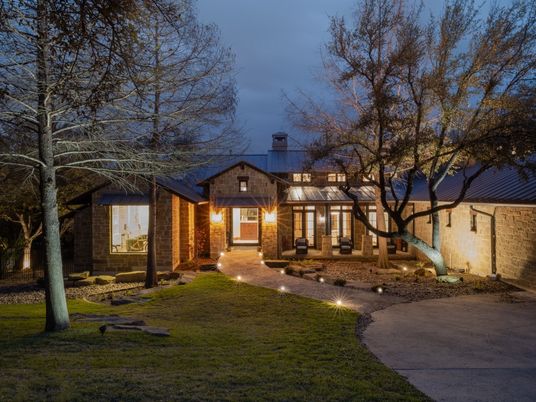 Backyard, Exterior, Facade, Brick Facade, Ranch