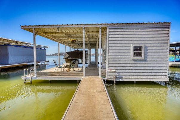 Exterior, Lake