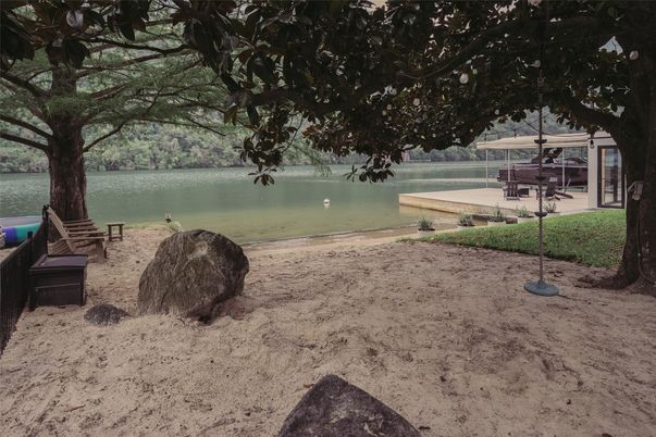 Exterior, Lake