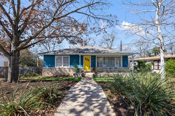 Exterior, Facade, Ranch
