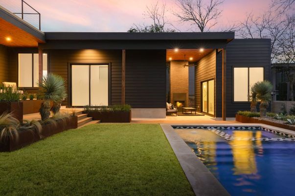 Backyard, Exterior, Facade, Pool, Modern