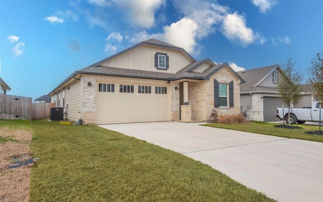 Attached, Exterior, Facade, Farmhouse