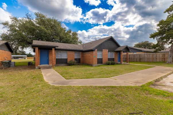 Backyard, Exterior, Facade, Brick Facade, Ranch