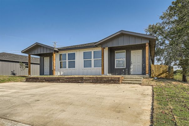 Exterior, Facade, Ranch