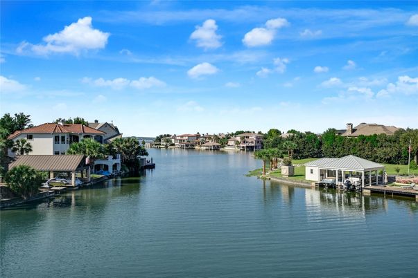 Exterior, Lake