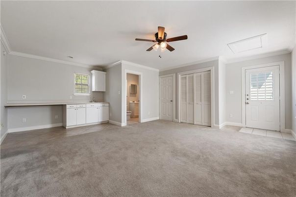 Empty room, Interior