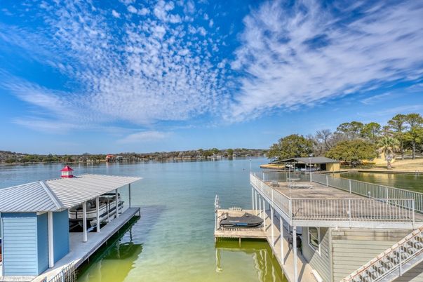 Exterior, Lake