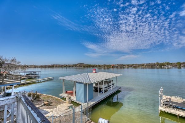 Exterior, Lake