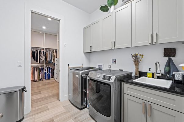 Interior, Recessed Lighting, Washer, Wood Texture Flooring