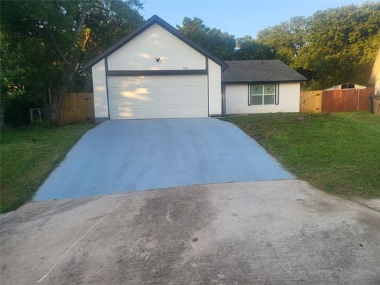 Attached, Exterior, Facade, Ranch