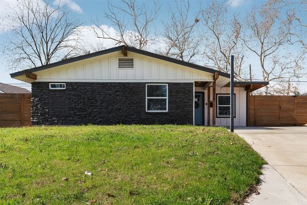 Exterior, Facade, Ranch