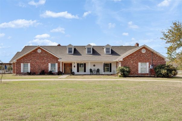Backyard, Exterior, Facade, Brick Facade, Ranch