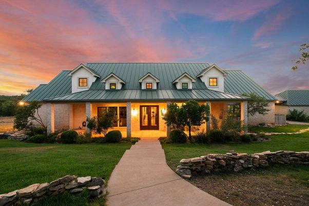 Exterior, Facade, Farmhouse