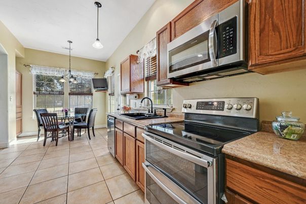 Chandelier, Dining room, Interior, Kitchen, Pendant Lights, Stainless Steel Appliances