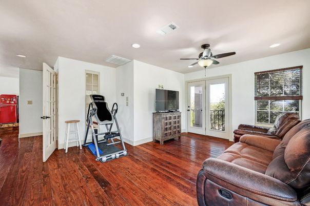 Fitness Equipment, Interior, Living room, Recessed Lighting, Wood Texture Flooring
