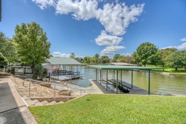 Exterior, Lake