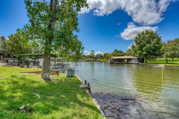 Exterior, Lake