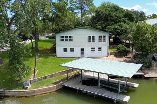 Exterior, Lake