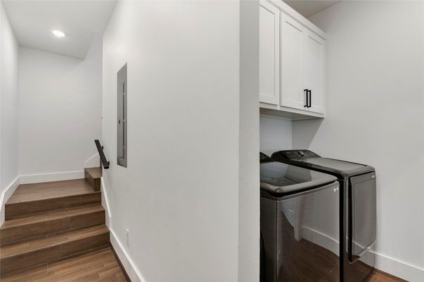 Interior, Recessed Lighting, Washer, Wood Texture Flooring
