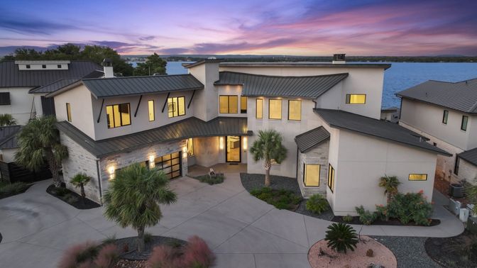 Exterior, Facade, Modern