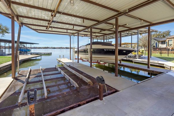 Exterior, Lake