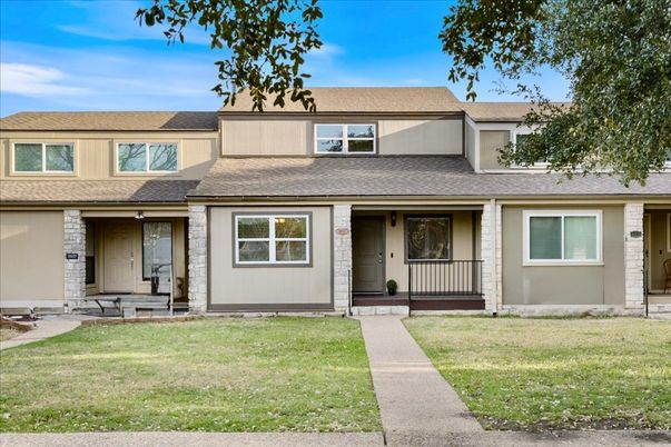 Exterior, Facade, Ranch