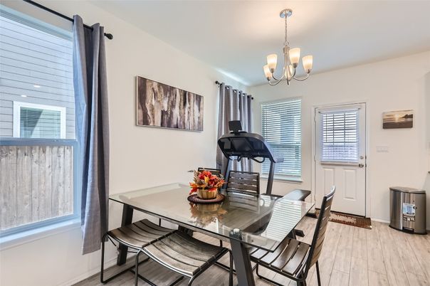 Chandelier, Dining room, Fitness Equipment, Interior, Wood Texture Flooring