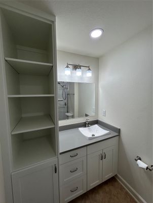Bathroom, Interior, Recessed Lighting