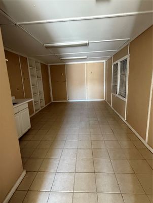 Empty room, Interior