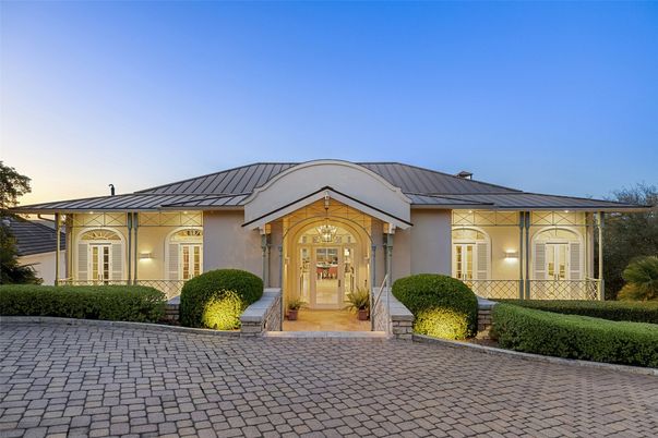 Exterior, Facade, Ranch