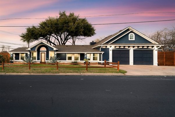 Attached, Exterior, Facade, Ranch