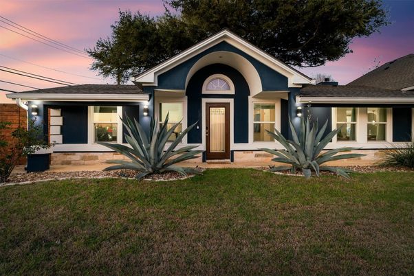 Backyard, Exterior, Facade, Ranch