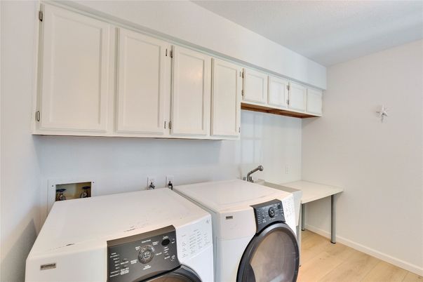 Interior, Washer, Wood Texture Flooring
