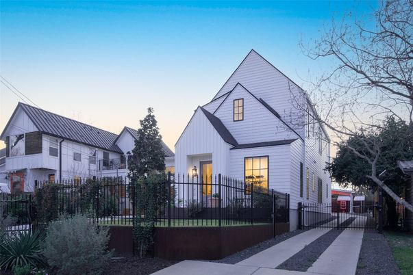 Exterior, Facade, Farmhouse