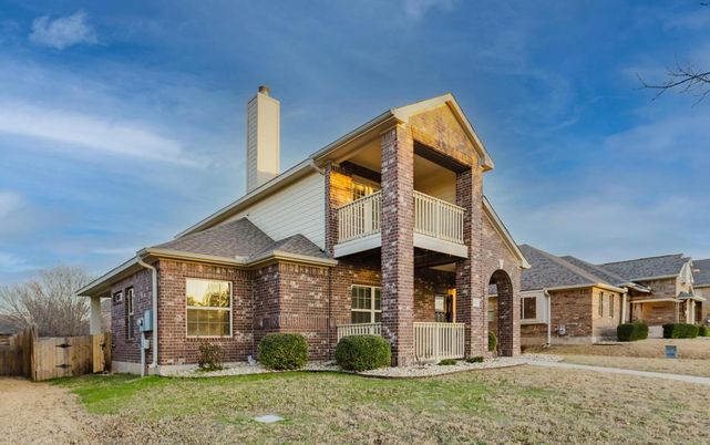 Backyard, Exterior, Facade, Brick Facade, Brick Traditional
