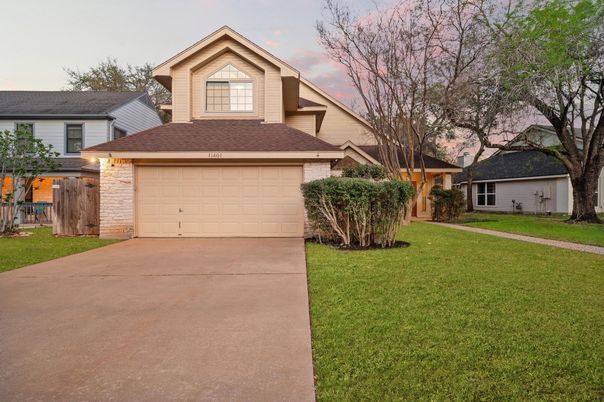 Attached, Exterior, Facade, American Craftsman