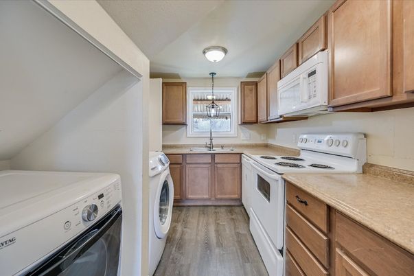Chandelier, Interior, Kitchen, Washer, Wood Texture Flooring