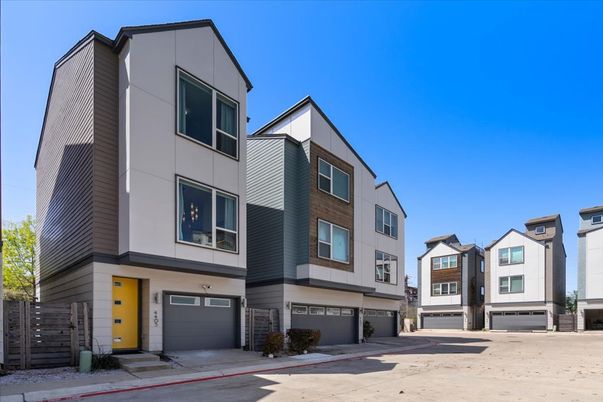 Attached, Exterior, Facade, Rowhouse