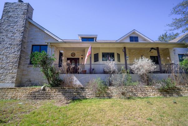 Exterior, Facade, Ranch
