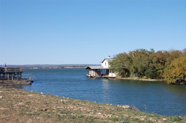 Exterior, Lake