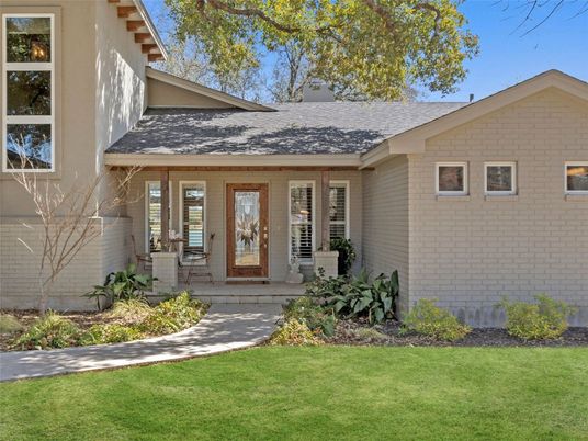 Exterior, Facade, Ranch