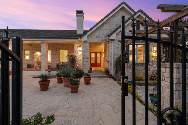 Exterior, Facade, Ranch