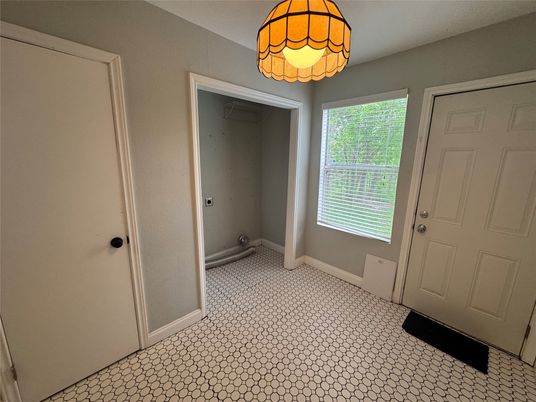 Empty room, Interior