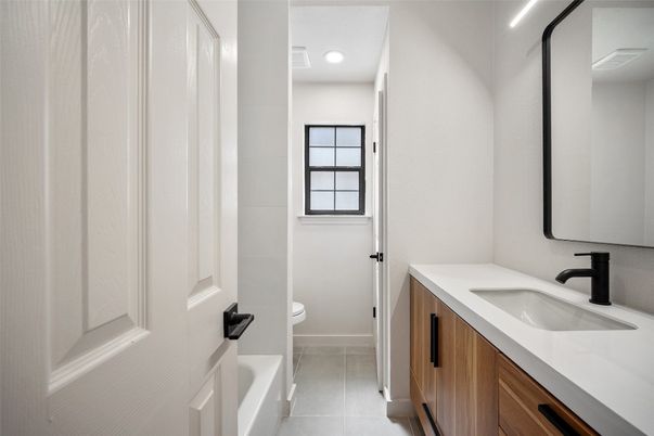 Bathroom, Dual Sink Vanities, Interior, Recessed Lighting