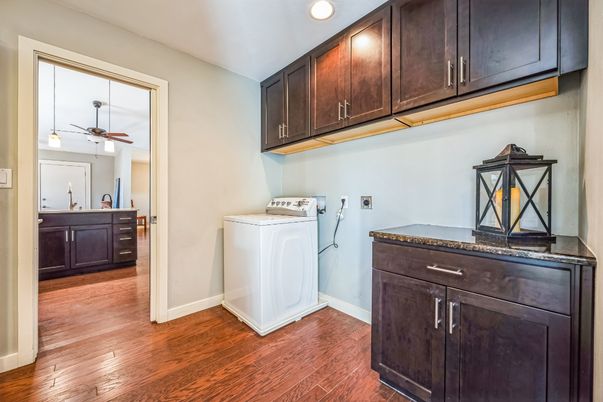Interior, Recessed Lighting, Washer, Wood Texture Flooring