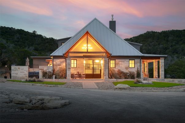 Exterior, Facade, Farmhouse