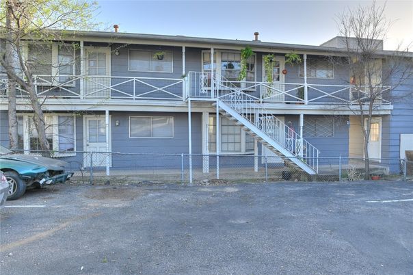 Exterior, Facade, Raised Ranch