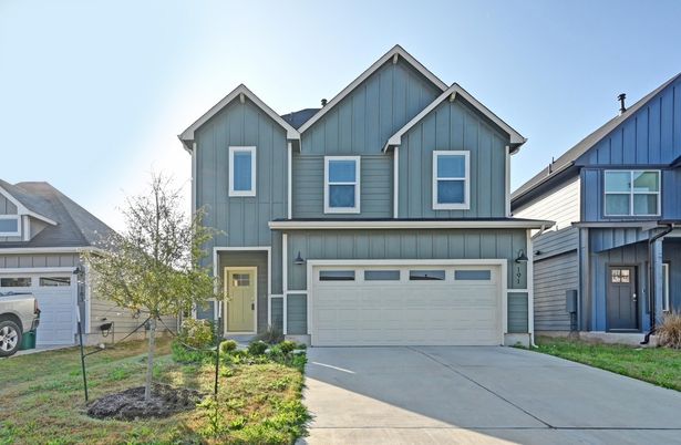 Attached, Exterior, Facade, Farmhouse